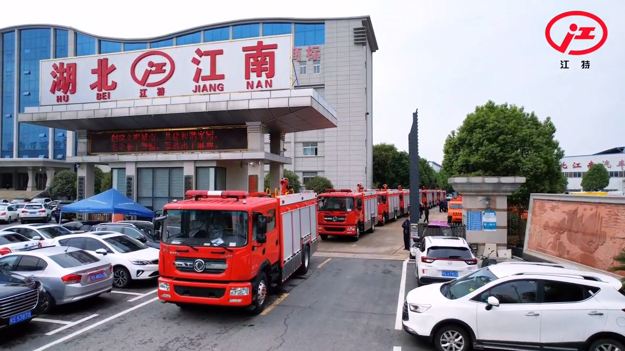湖北江南-10臺東風(fēng)7噸水罐消防車發(fā)車安徽